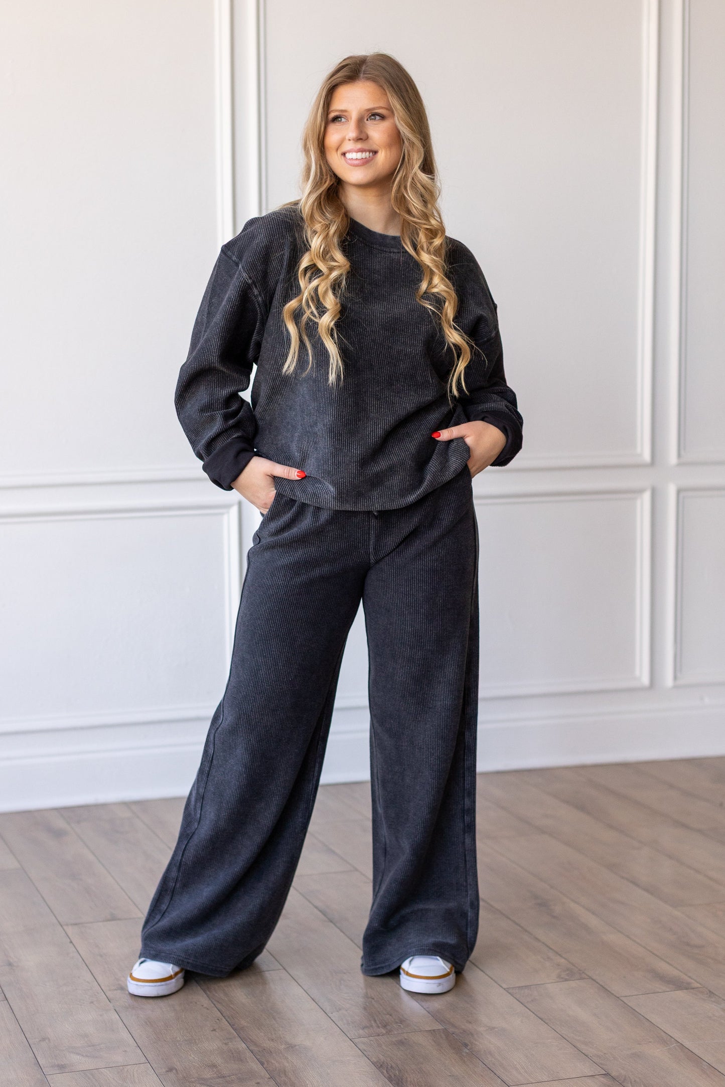 WASHED BLACK -ESSENTIAL CORDED CREW