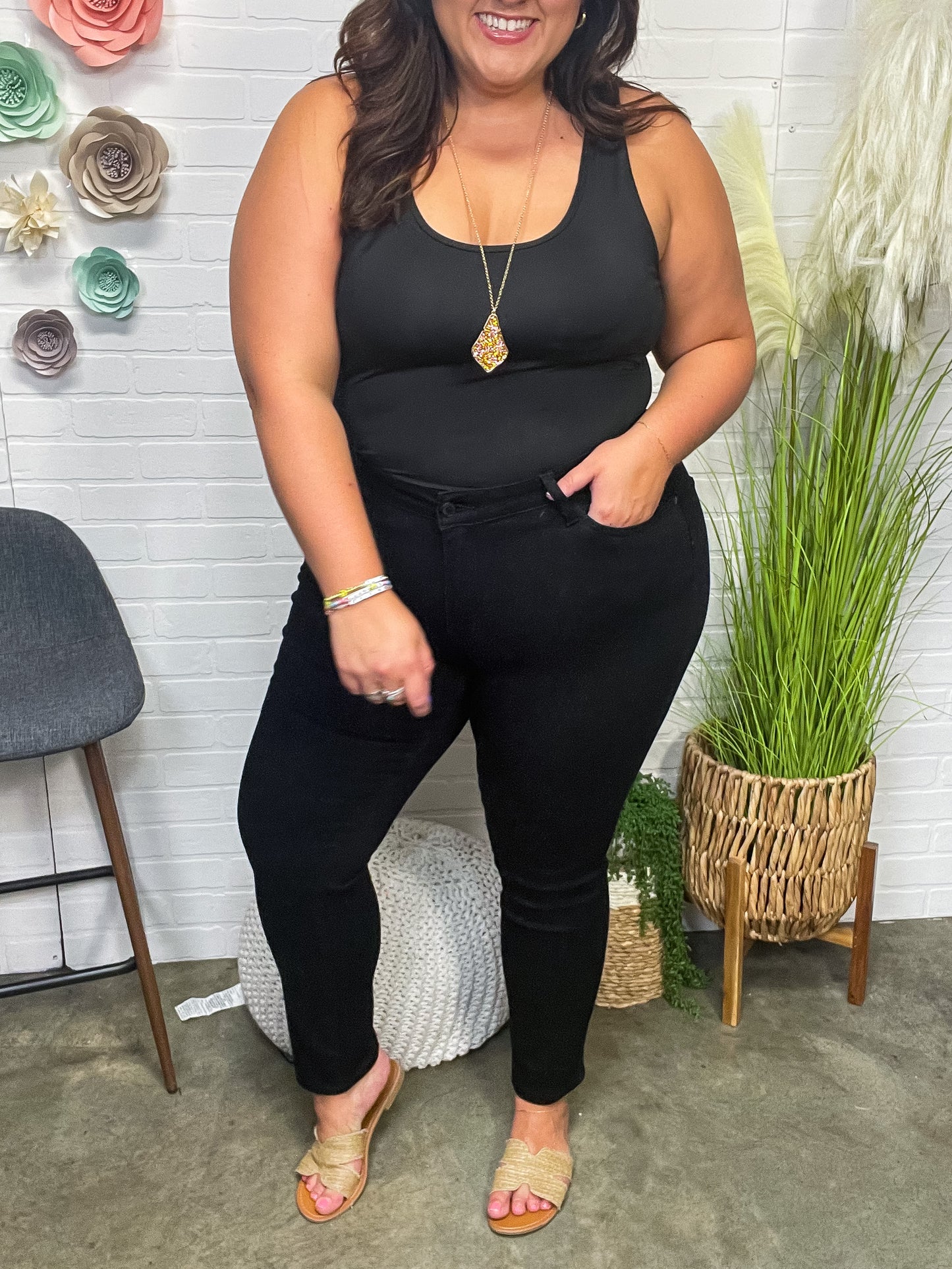 Edith Mid Rise Classic Slim Jeans in Black