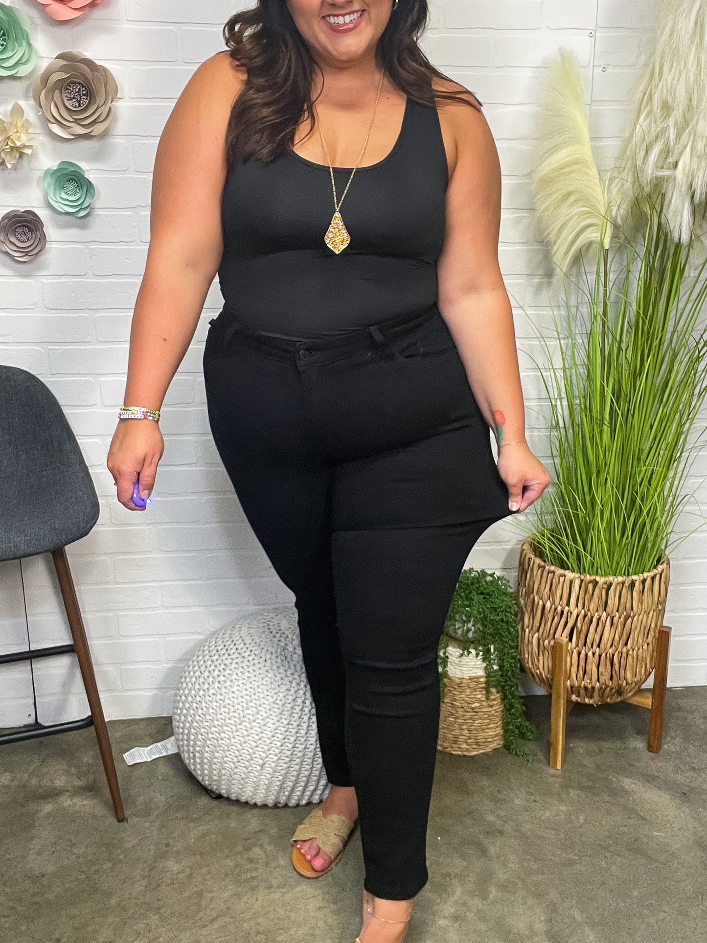 Edith Mid Rise Classic Slim Jeans in Black