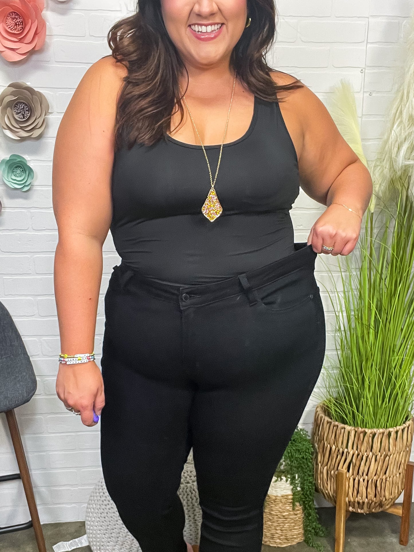Edith Mid Rise Classic Slim Jeans in Black