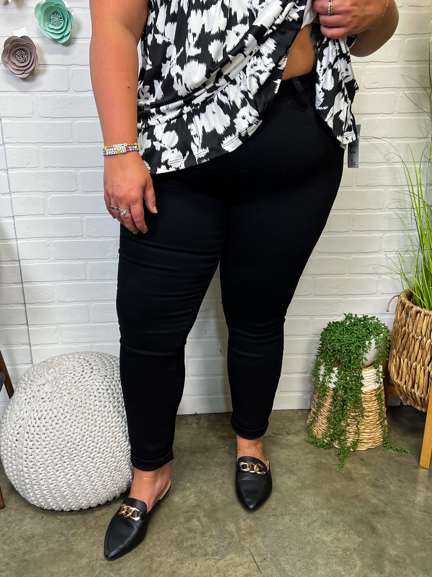 Edith Mid Rise Classic Slim Jeans in Black
